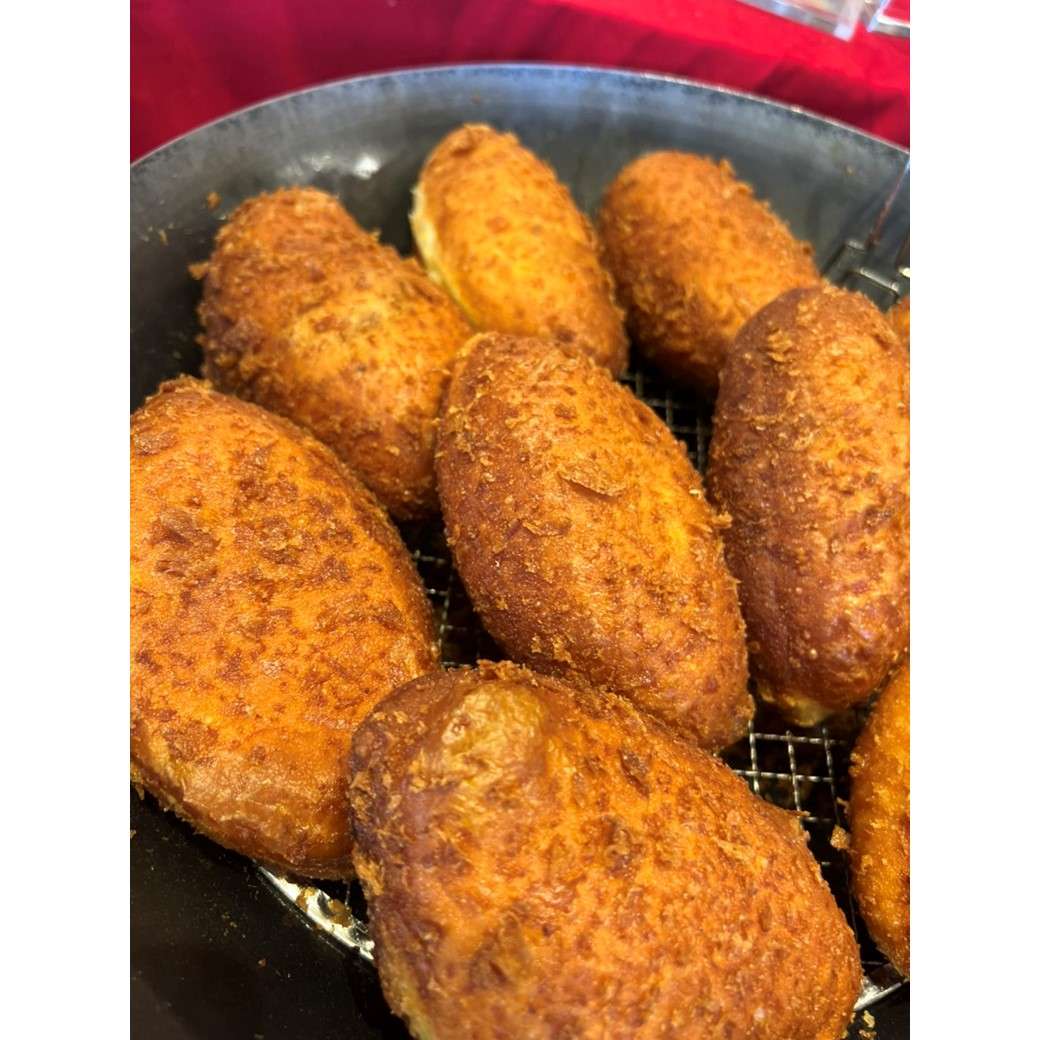 とろっとジューシーカレーパン ※販売期間:11/3(月・祝)・11/4(火)