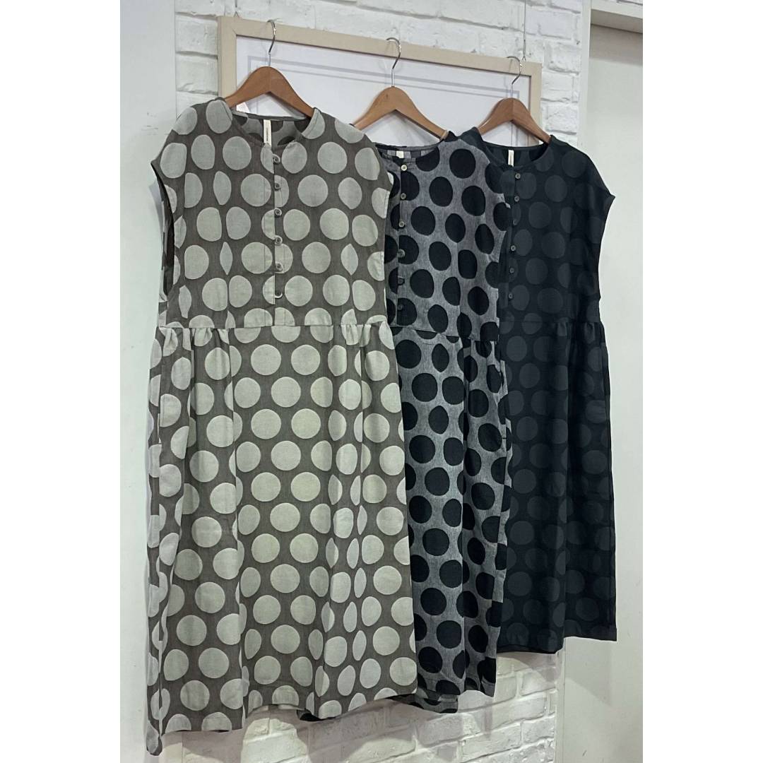 ドットが可愛いワンピースのご紹介