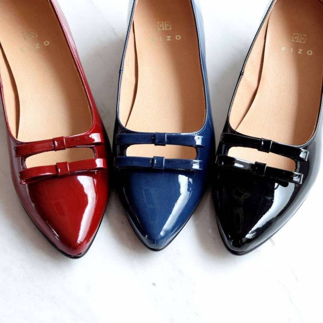 クラシカルなリボンに心ときめく「褒められ」エナメルパンプス