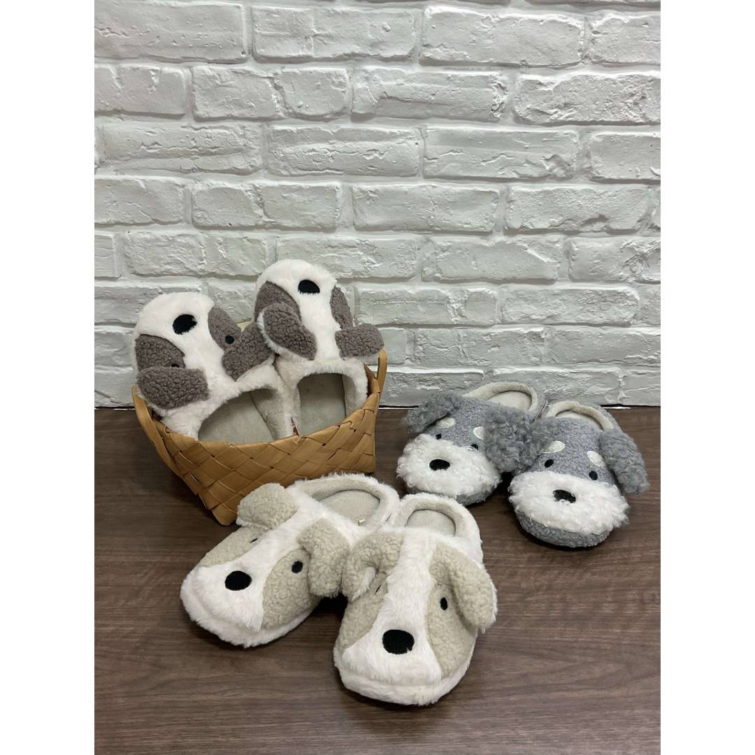 可愛いイヌが足元を暖めてくれます🐶