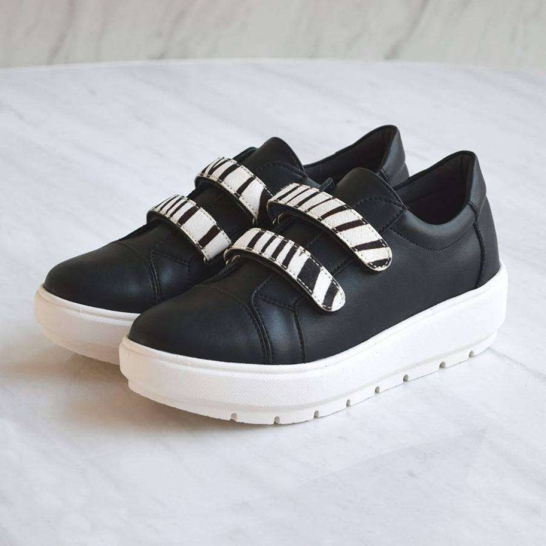 アニマル柄のベルトが印象的なレザースニーカー