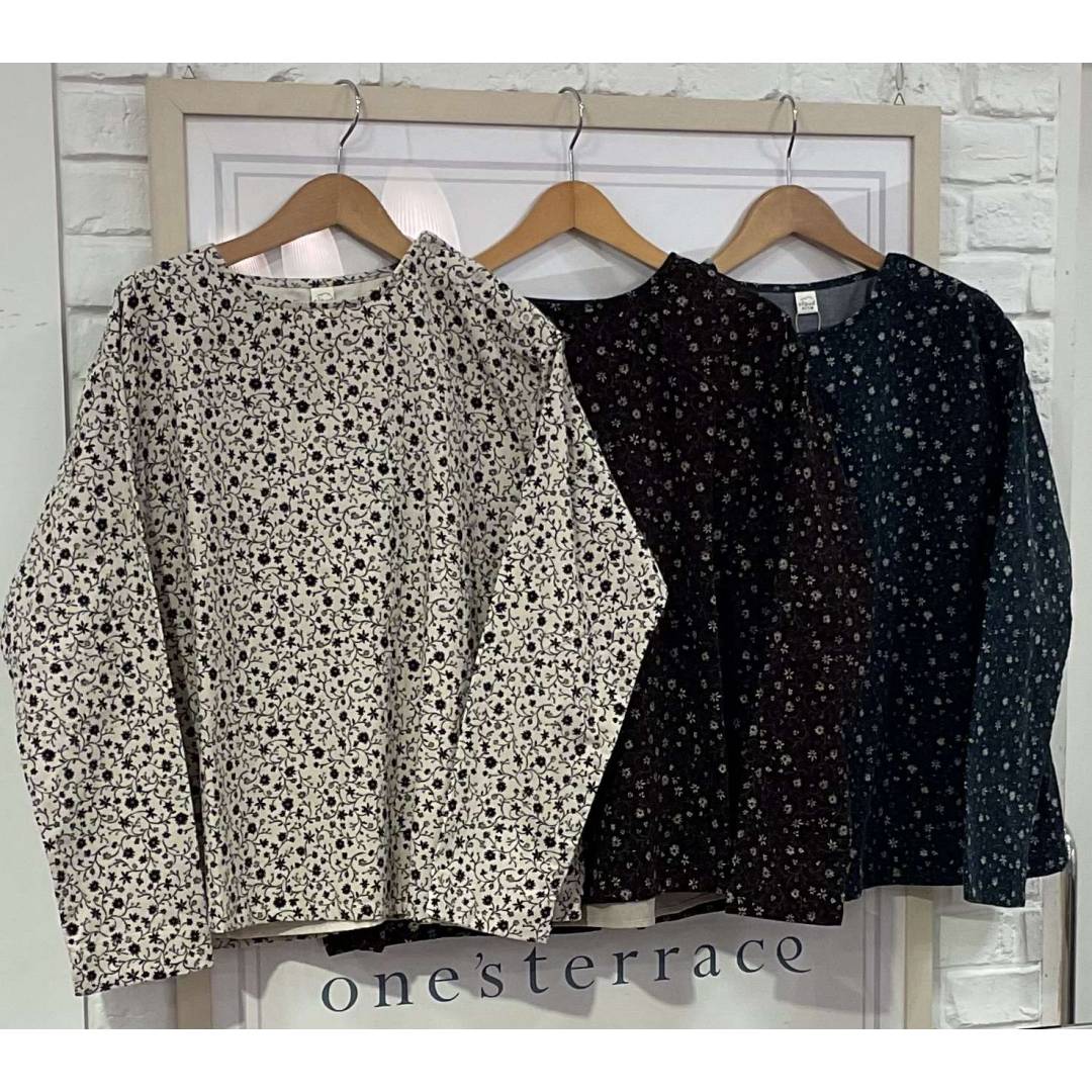 小花柄ブラウスのご紹介