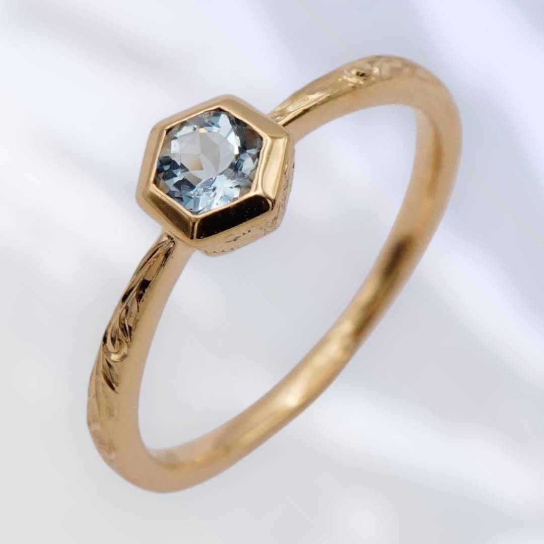 熟練職人の手彫りが輝く、K10ハワイアンピンキーリング