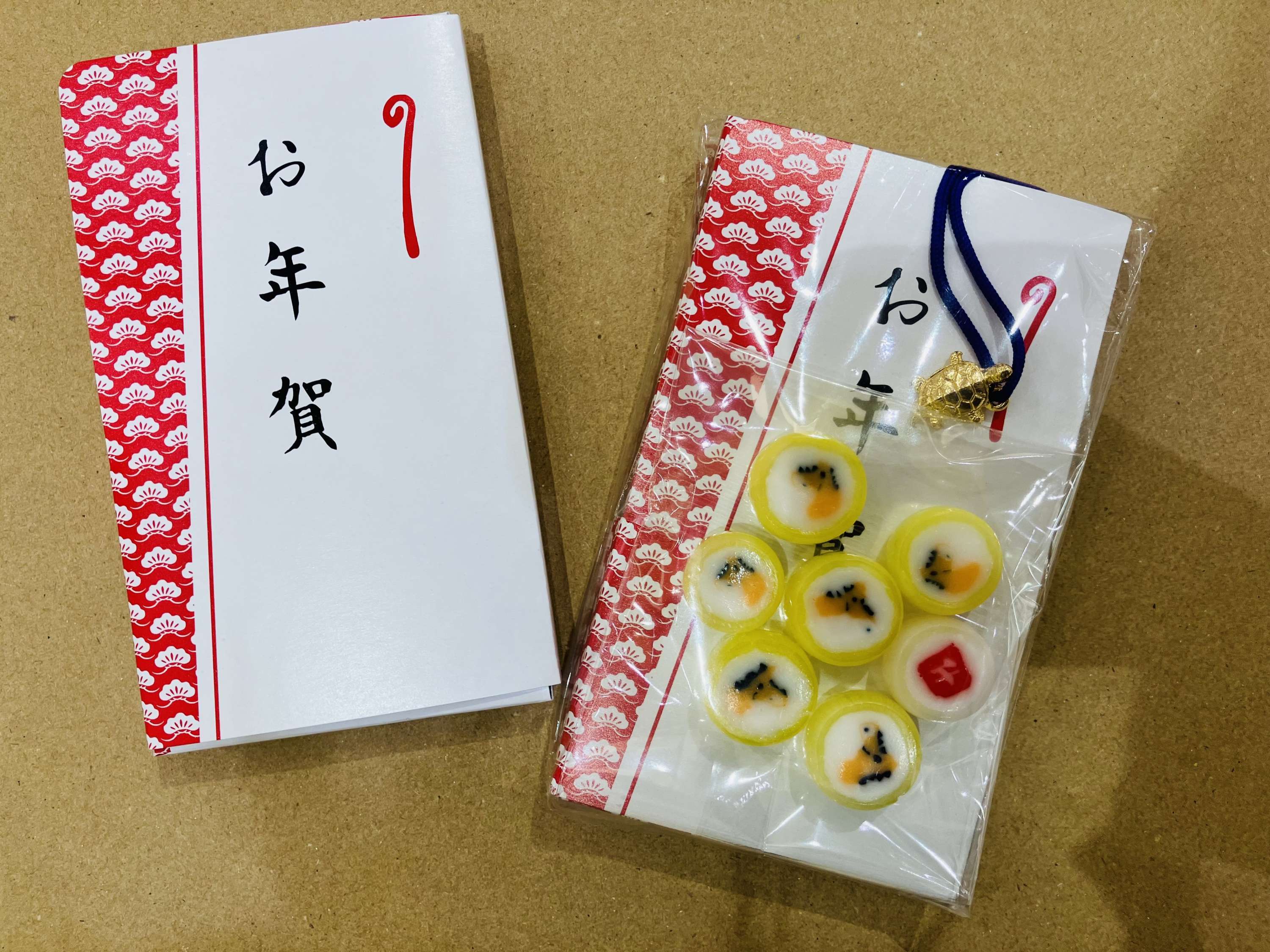 干支飴(午)銭亀根付つき