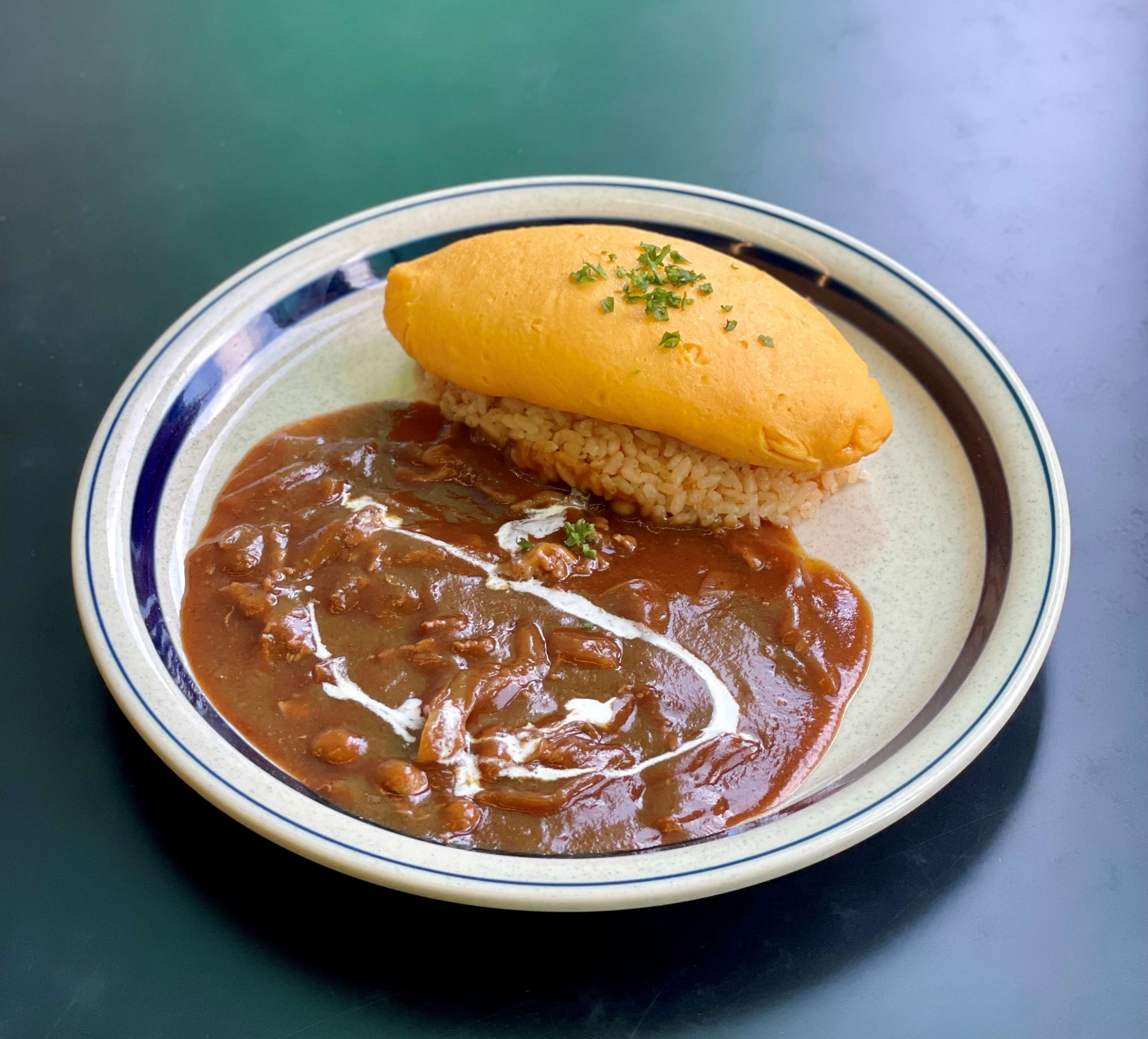 牛すじ肉のデミグラスオムライス