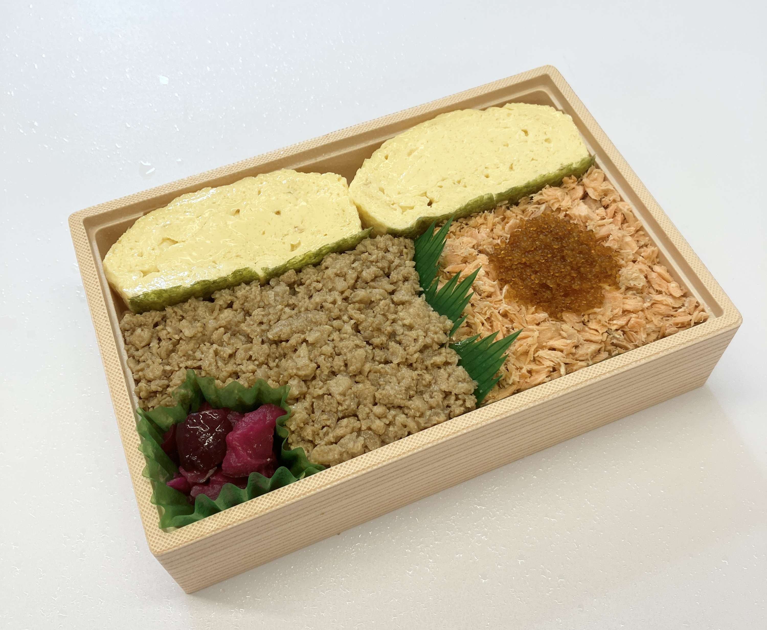 鶏そぼろ・鮭の三色海苔弁当