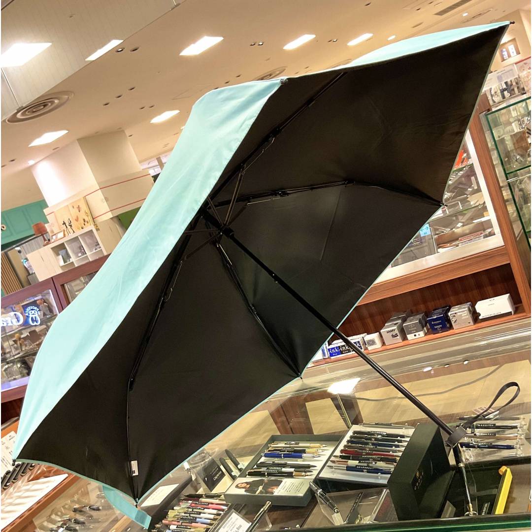 これからの季節に大活躍！晴雨兼用折り畳み傘販売中☂️