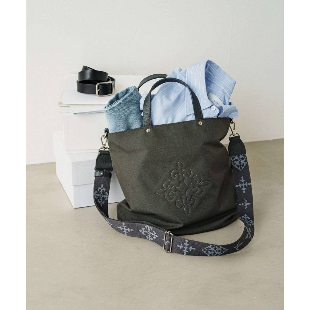 【russet】夏も！撥水加工の薄型トートに新色登場