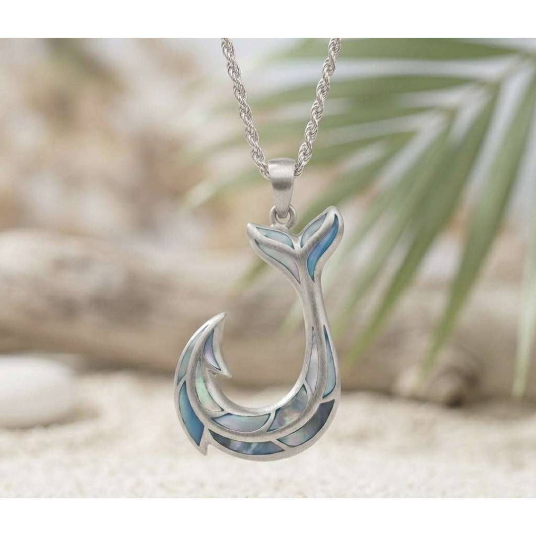 ブルーシェルが映える、幸運と守護のフィッシュフック