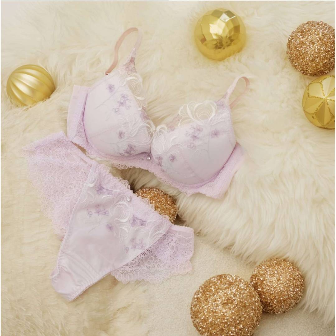 チャーミングラマースリムラインDeepVに新作が入荷しました