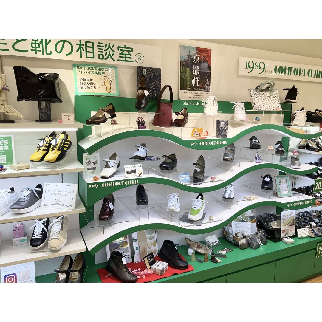 定番型のウォーキングシューズやスニーカー入荷中です👞👟